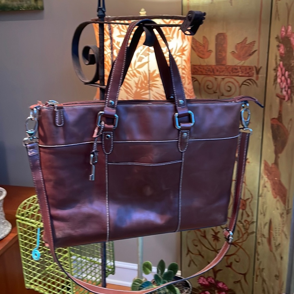 Fossil laptop bag. Zippered top shoulder strap, beautiful bag, all leather